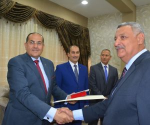 تسليم أنواط الامتياز من الطبقة الأولى لرجال الشرطة المتميزين بسوهاج