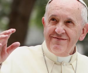 «تويتر» يحتفي بوصول بابا الفاتيكان إلى مصر بـ3 هاشتاجات