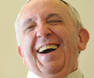 الوجه الآخر لبابا الفاتيكان يظهر في بيرو.. الراهبات لم يقطعن الضحك بسبب "إيفهات" فرنسيس