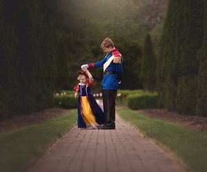 الأخوة حلوة ..أخ يرتدى زى الأمير لشقيقته ويصورها "فوتو سيشن" كالأميرات