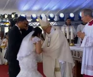 بابا الفاتيكان يبارك زواج عروسين في القداس الإلهي باستاد الدفاع الجوى (صور)
