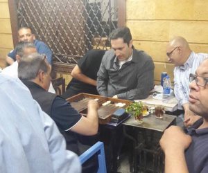 فيديو جديد لعلاء مبارك في مقهى إمبابة.. آه لو لعبت يا زهر