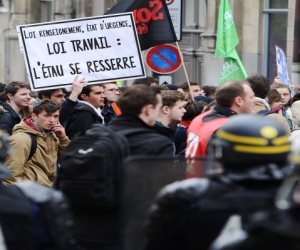 موظفو القطاع العام بفرنسا ينظمون تظاهرات اعتراضا على تخفيض الأجور
