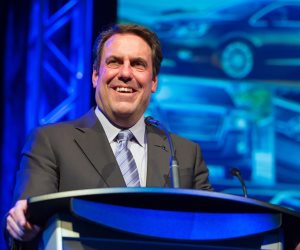 نائب رئيس جنرال موتورز يتوقع تحقيق أرباح من بيع السيارات الكهربية