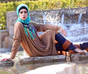 أحمد عبد الفتاح يطلق مجموعته الصيفية الجديدة لملابس المحجبات بألوان زاهية 