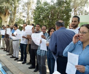 وقفة احتجاجية أمام مستشفى العباسية اعتراضا على قرار بناء برج محمول في الحديقة (صور)