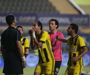 مدرب المقاولون ينهار علي الهواء ويفتح النار علي حكم مباراة الزمالك (فيديو)