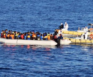 إنقاذ 54 شخصا قبل غرق مركبهم في تونس