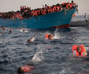 250 شخصا مفقودا بعد تحطم قاربهم في البحر المتوسط