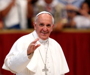 البابا فرنسيس يحظر بيع السجائر داخل الفاتيكان.. والسبب؟