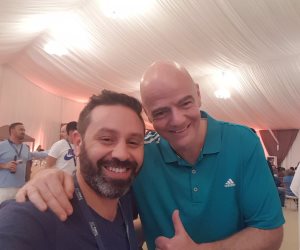 حازم امام ينشر صورة له مع رئيس الفيفا