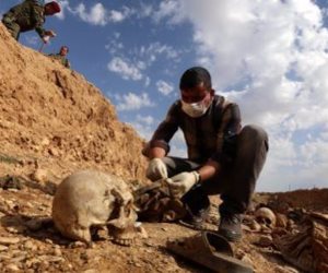 العثور على ثلاث مقابر جماعية لمدنيين وعسكريين غرب بغداد