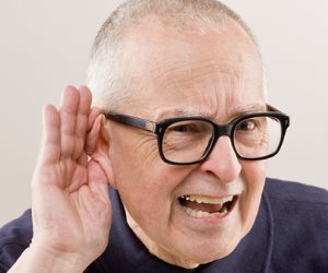 هل يؤدي ضعف السمع إلى زيادة خطر الإصابة بالخرف؟.. إليك الإجابة