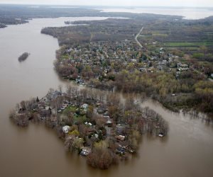 الفيضانات تغمر مئات المنازل فى كندا والسلطات تخلى بعض البلدات 
