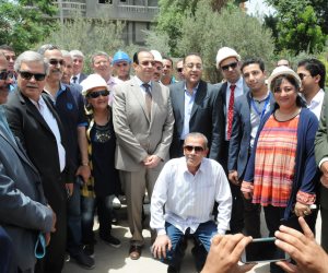 أهالي عزبة بهي الدين في الدقهلية يستقبلون وزير الإسكان ووفد البنك الدولي بالزغاريد (صور)