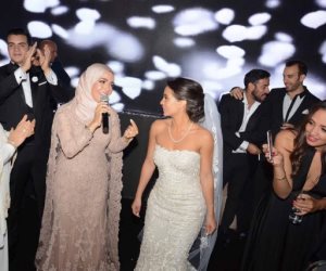 منى عبد الغني تعود للغناء في حفل زفاف ابنتها 