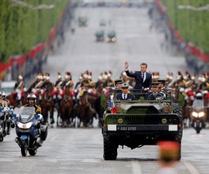 الرئيس الفرنسي يسير في الشانزليزيه بسيارة مكشوفة.. ويزور قبر الجندي المجهول (صور)