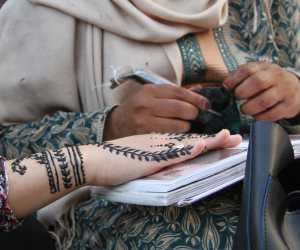 عشاق الحنة احترسوا.. تعرفي على أضرار رسومات التاتو على الجسم