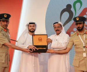شرطة دبي تمنح جوائر القيادة الآمنة لألفي شخص (فيديو)