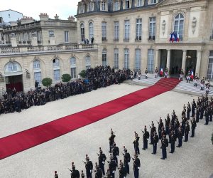 فرنسا تتظر لحظة تسليم السلطة لأصغر رئيس منتخب (صور)