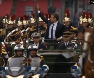 الرئيس الفرنسي يتجه إلى قوس النصر على مركبة عسكرية