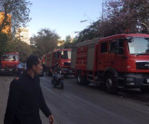رجال الإطفاء يحاولون السيطرة على حريقين بمبني التأمينات ومخزن ملابس بالموسكي