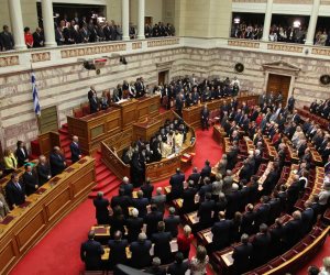 احتجاجات أمام برلمان اليونان مع قرب التصويت على تدابير التقشف