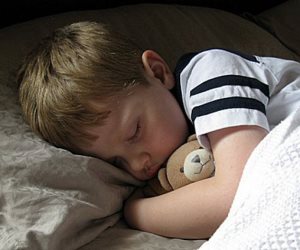 5 طرق هتساعدك على نوم طفلك بطريقة أسرع.. تنظيم حرارة الغرفة وإغلاق الأنوار