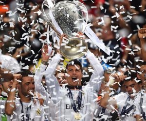 اليويفا: الفائز بالبطولات الأوروبية يتوج فى أرضية الملعب 