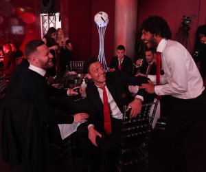 محمد الننى ينشر صورة اثناء حفل خيرى 