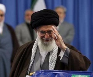هل الورقة التي وضعها المرشد الإيراني علي خامنئي تحمل أسم الفائز في الانتخابات؟
