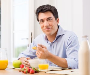 دراسة تؤكد .. تناول الرجال للفواكه والخضروات يجعل رائحتهم أكثر جاذبية للسيدات 