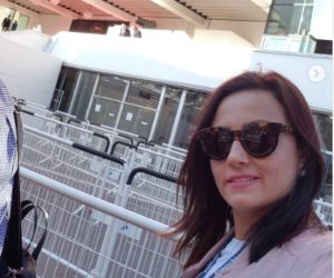 صورة.. بشرى من أمام قصر مهرجان كان 