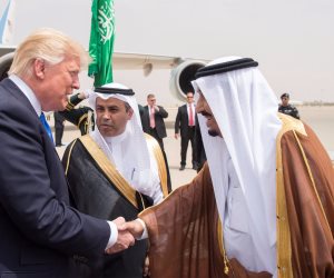 اللحم المشوي والكاتشب.. وجبة ترامب تنتظره في أول عشاء له بالسعودية