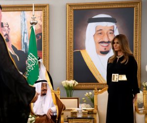 ميلانيا ترامب في السعودية.. سر الأسود (صور)