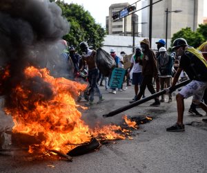 تصاعد حدة الاشتباكات بين فى فنزويلا خلال أكبر احتجاج ضد الرئيس مادورو (صور)