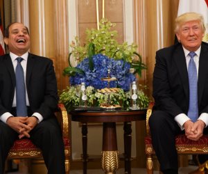 سر ضحكة السيسي مع ترامب (صور)