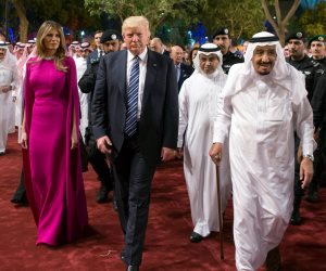 ترامب وسلمان والوفود المشاركة يغادرون القاعة بعد انتهاء قمة الرياض