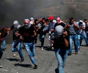 إصابة 10 فلسطينيين اختناقا بالغاز خلال مواجهات حاجز قلنديا