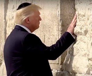 ترامب وعائلته يزورون حائط البراق (صور) 