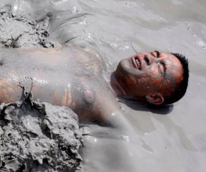 الطين والصلصال علاج طبيعي للعديد من الآلام اليومية