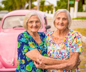 ويبقى حب الحياة.. توأم تحتفلان بعيد ميلادهن الـ 100 بجلسة تصوير مبهرة