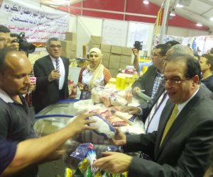 محافظ الدقهلية يفتتح معرض «أهلا رمضان» بالمنصورة ويجبر البائعين على خفض الأسعار (صور)