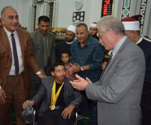محافظ جنوب سيناء يسلم كرسي متحرك لأحد الأبطال الرياضيين (صور)