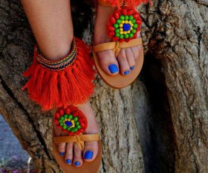 موديلات الصنادل والأحذية لصيف 2017 مطعمة بالورد والأحجار الملونة