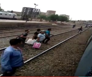 ركاب «طنطا» يعرضون حياتهم للخطر ويعبرون قضبان السكك الحديدية لاستقبال القطار ( فيديو )