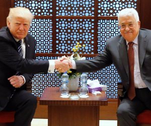 خلال لقائه مع ترامب.. عباس يؤكد تماسك الفلسطينين بحل الدولتين