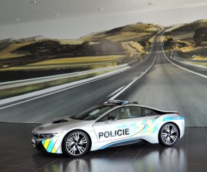 الشرطة التشيكية تتسلم نسخة من بي إم دابليو i8 الكهربية