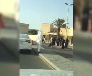 سعودي «رومانسي» يستقبل زوجته بالورود عقب انتهاء الامتحانات (فيديو)