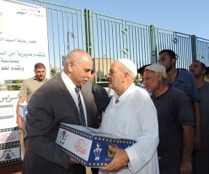 مديرية أمن السويس توزع مواد غذائية على الأهالي بالمجان